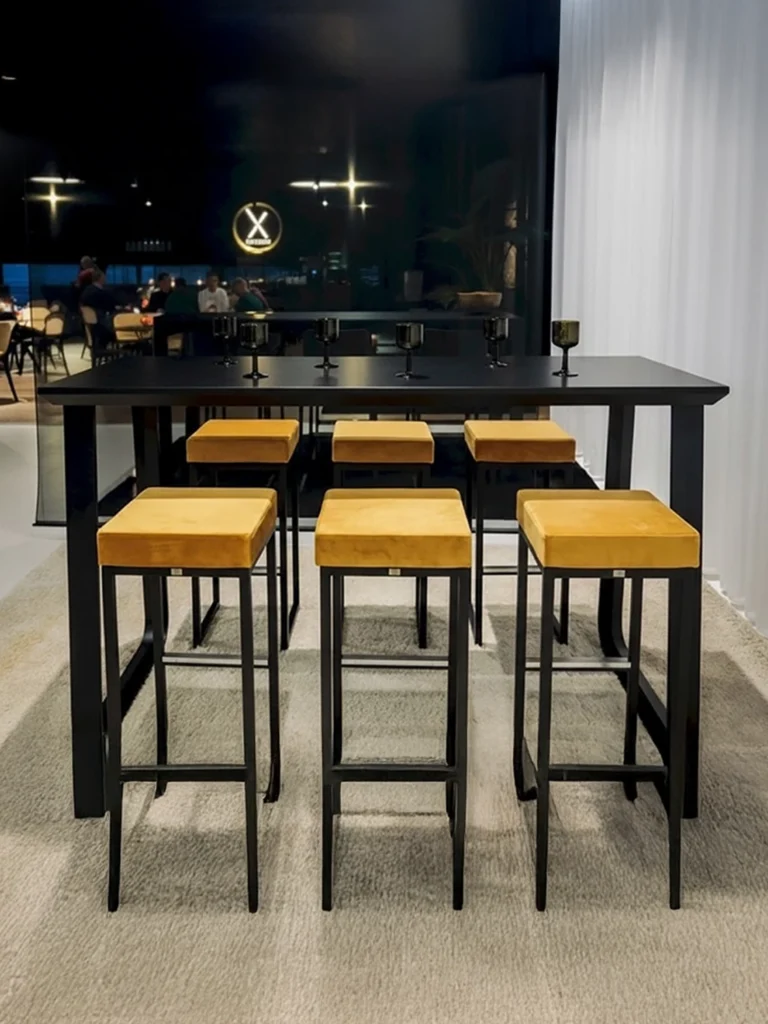 Hochtisch Salt mit Samtgold-Hockern | ambiente