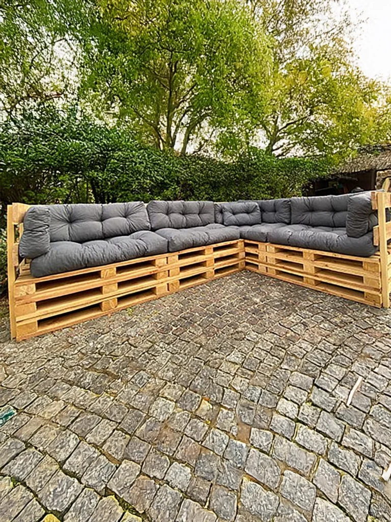 Paletten-Eckcouch für 6 Personen mieten