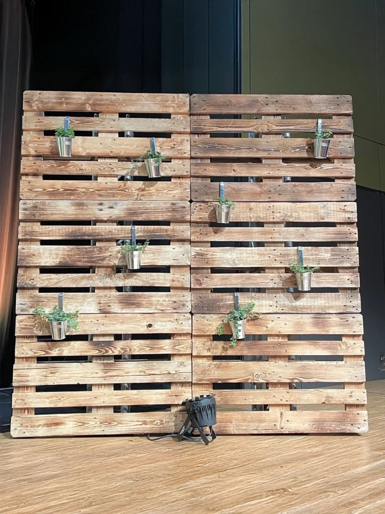 Palettenwand Flame 120 × 240 cm mieten