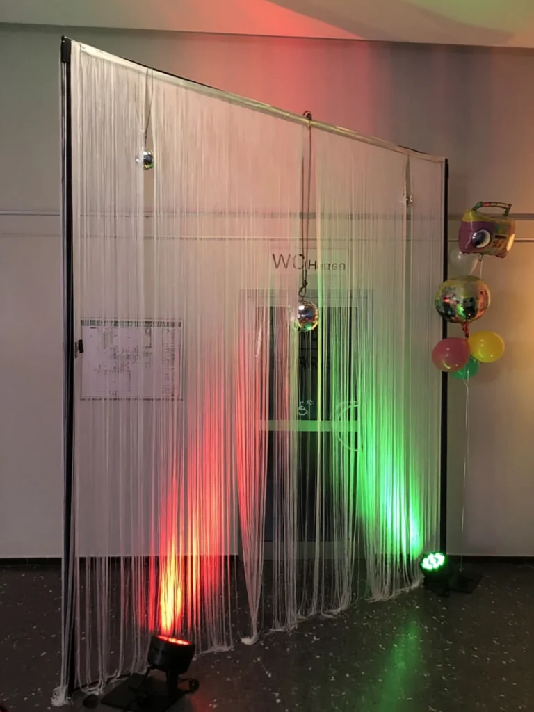 Pipe & Drape mit weißem Fadenvorhang mieten | ambiente